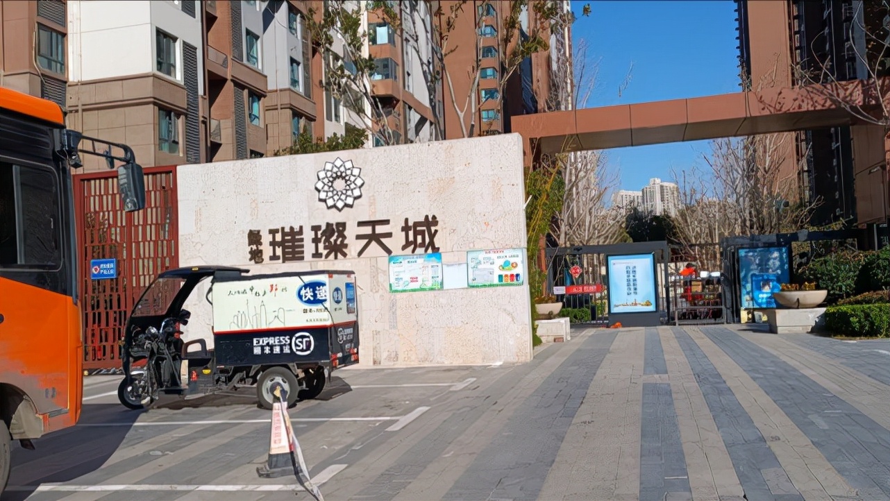 郑州一小区交房后，三个采暖季仍未供暖，物业回应：约15米暖气管网未接通市政管网