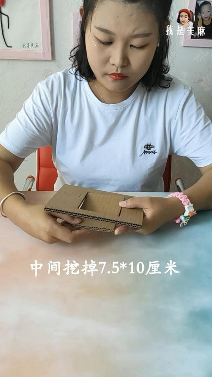 妈妈用废纸箱给儿子做了个小玩具，用两根手指就能玩，画面很逼真