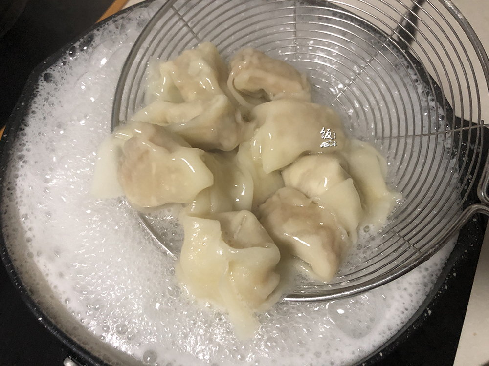包馄饨时，学会这样调馅，多加这碗水，馄饨鲜美多汁，没肉腥味