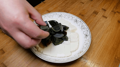 皮蛋内酯豆腐的做法（几步教你在家做鲜美滑嫩的皮蛋豆腐）