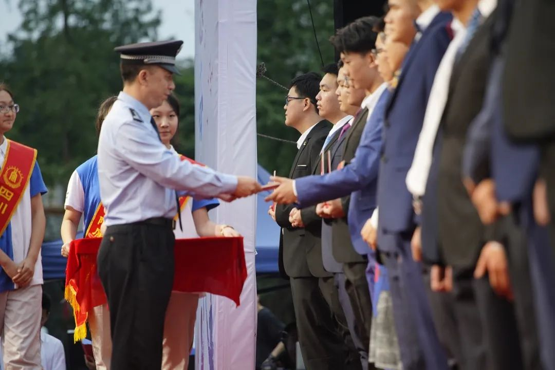 出席18岁！川大附中最特殊毕业成人礼,校长向680余名学生逐一挥手