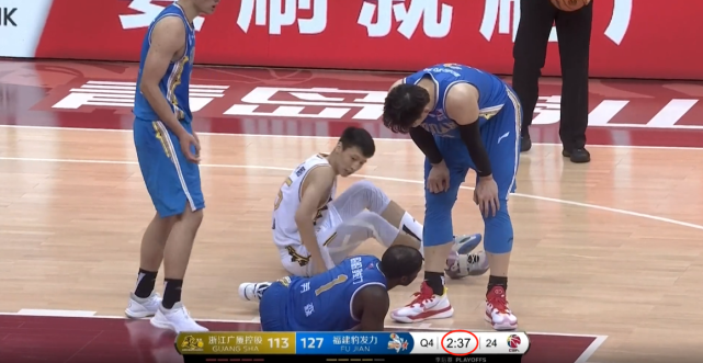 cba为什么强度那么低(CBA强度有多大？前NBA首发控卫跑抽筋，对手瘫倒，王猛：歇会儿吧)