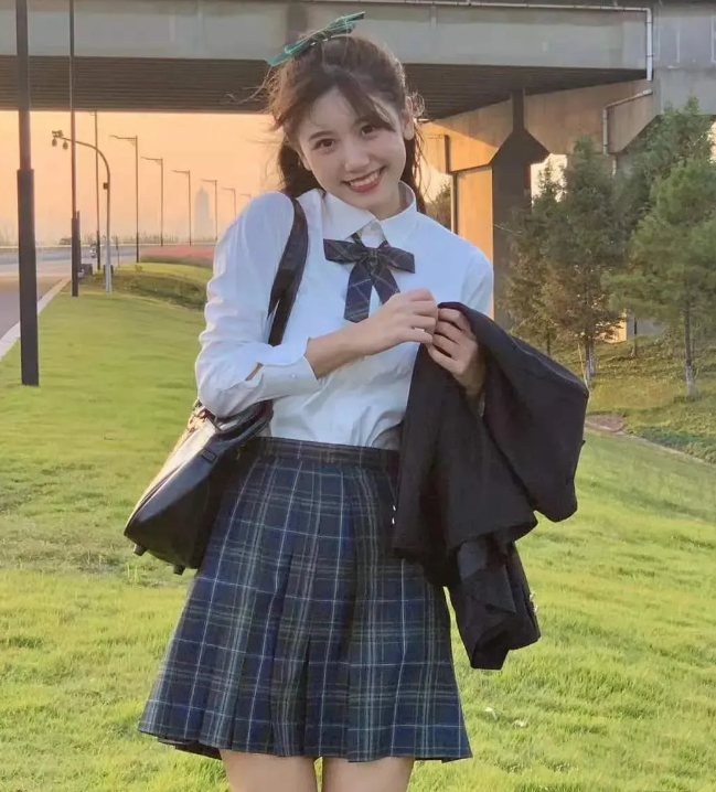 凭自己努力走红的8位女网红，一个比一个拼，有人因一条裙子爆火