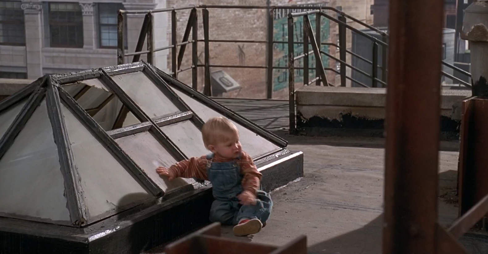 《小鬼当街》：看一岁宝宝如何让三个坏蛋痛苦不堪