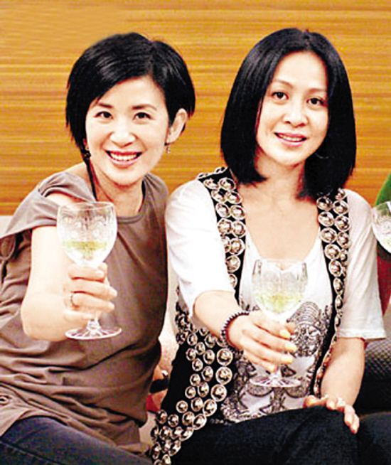 曾吃不上饭的刘嘉玲，却让许晋亨搬出家，影帝梁朝伟甘愿提出退圈