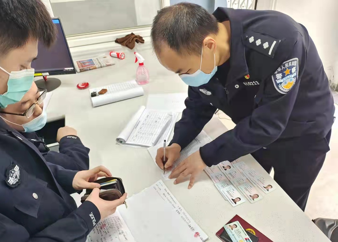 西安灞桥法院：证件不大关系不小 法警为遗失物找主人