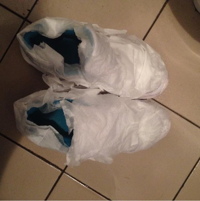 小白鞋刷完还在用纸巾包？会过日子的人早换新招了，省钱省事