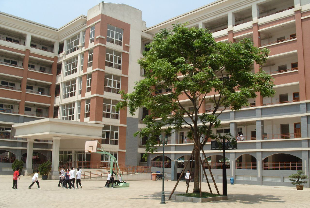 云南昆明四所好高中，云南师大附中首屈一指，堪称高考状元的摇篮