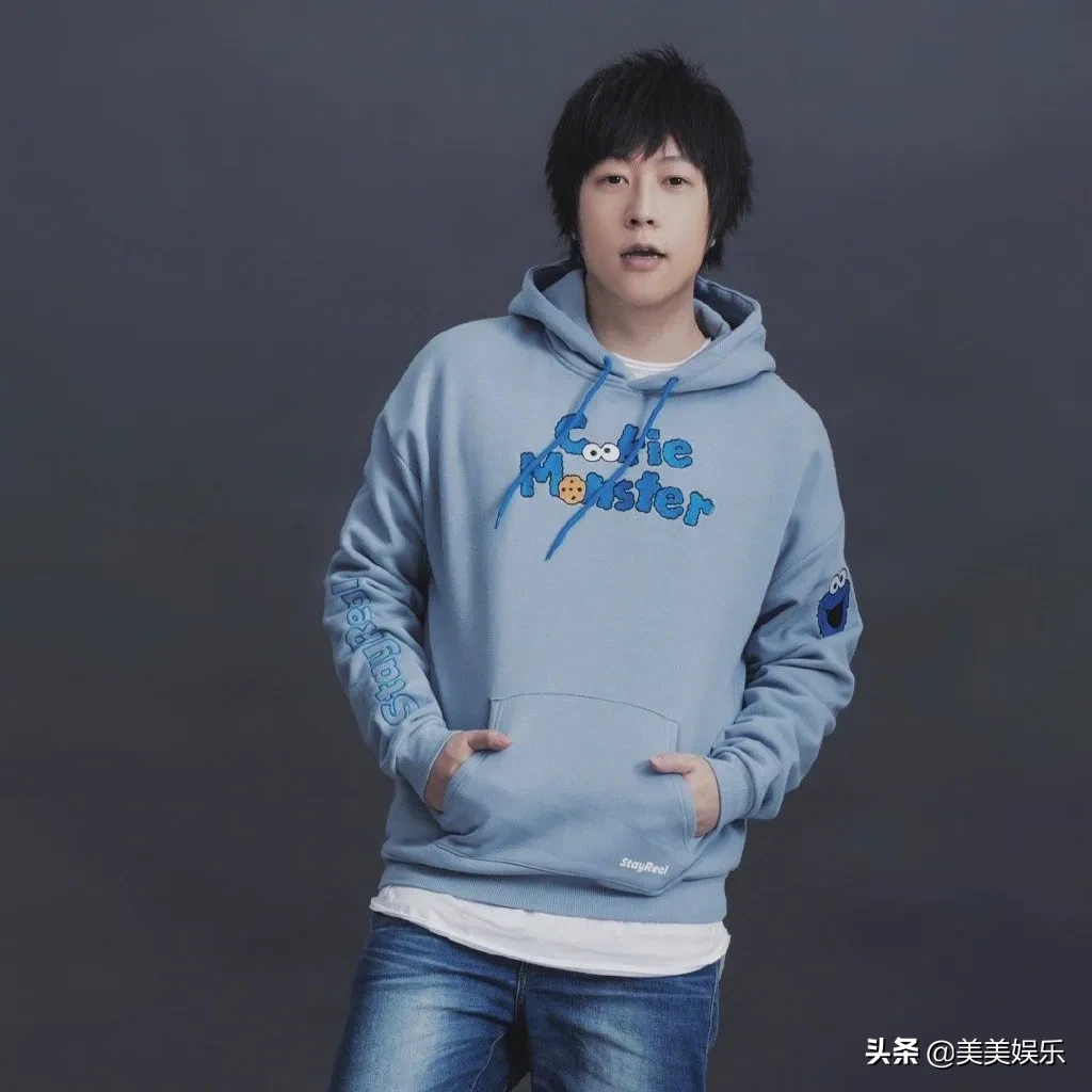 瞞不住了？一起逛夜市秘密同居，阿信和助理的戀情曝光了？