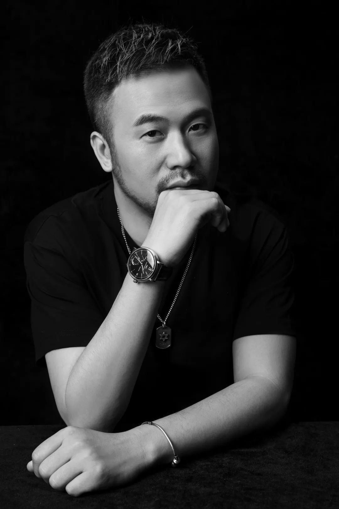 酒吧设计 | 慵懒又不失风情，晶莹与古朴在这里并生结合