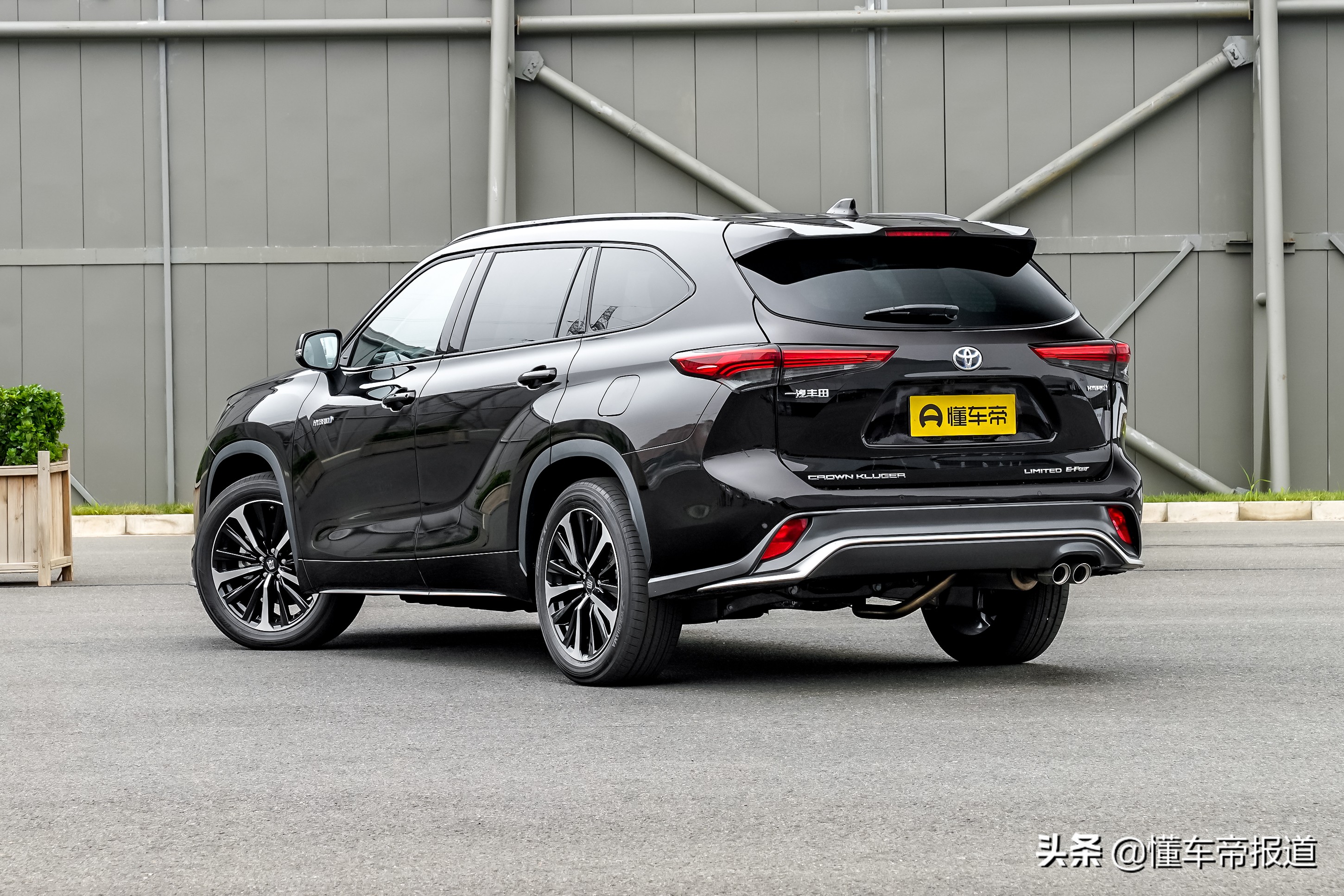 试驾｜同宗同源，却定位更高？一汽丰田皇冠陆放初体验