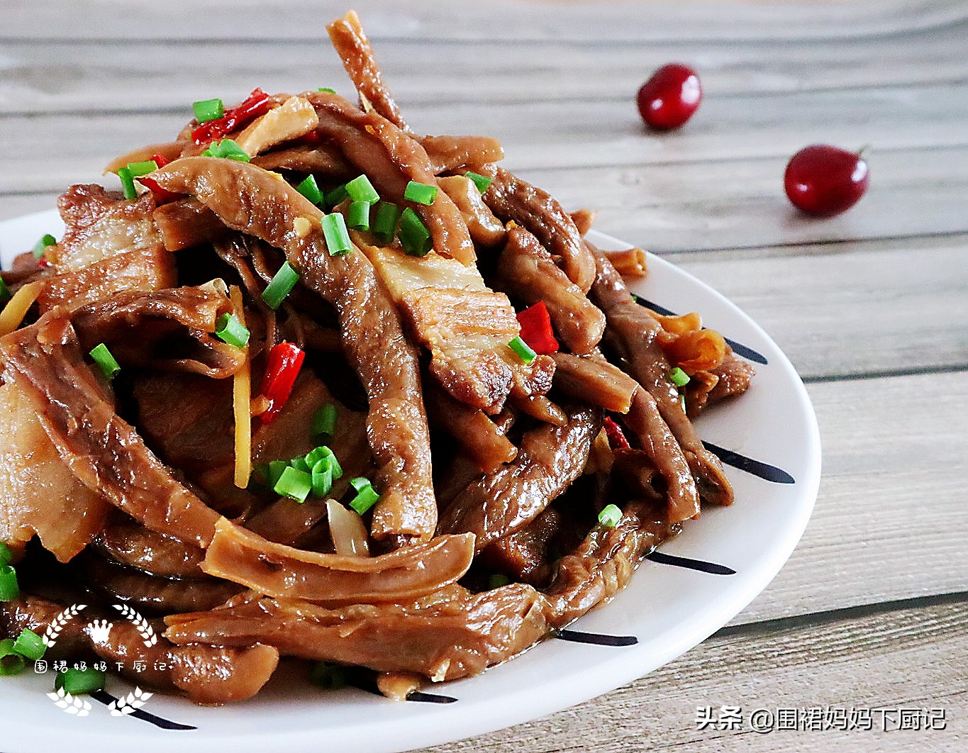 天热没胃口，试试这道菜，豆角软香弹牙，肉片肥而不腻，好吃下饭