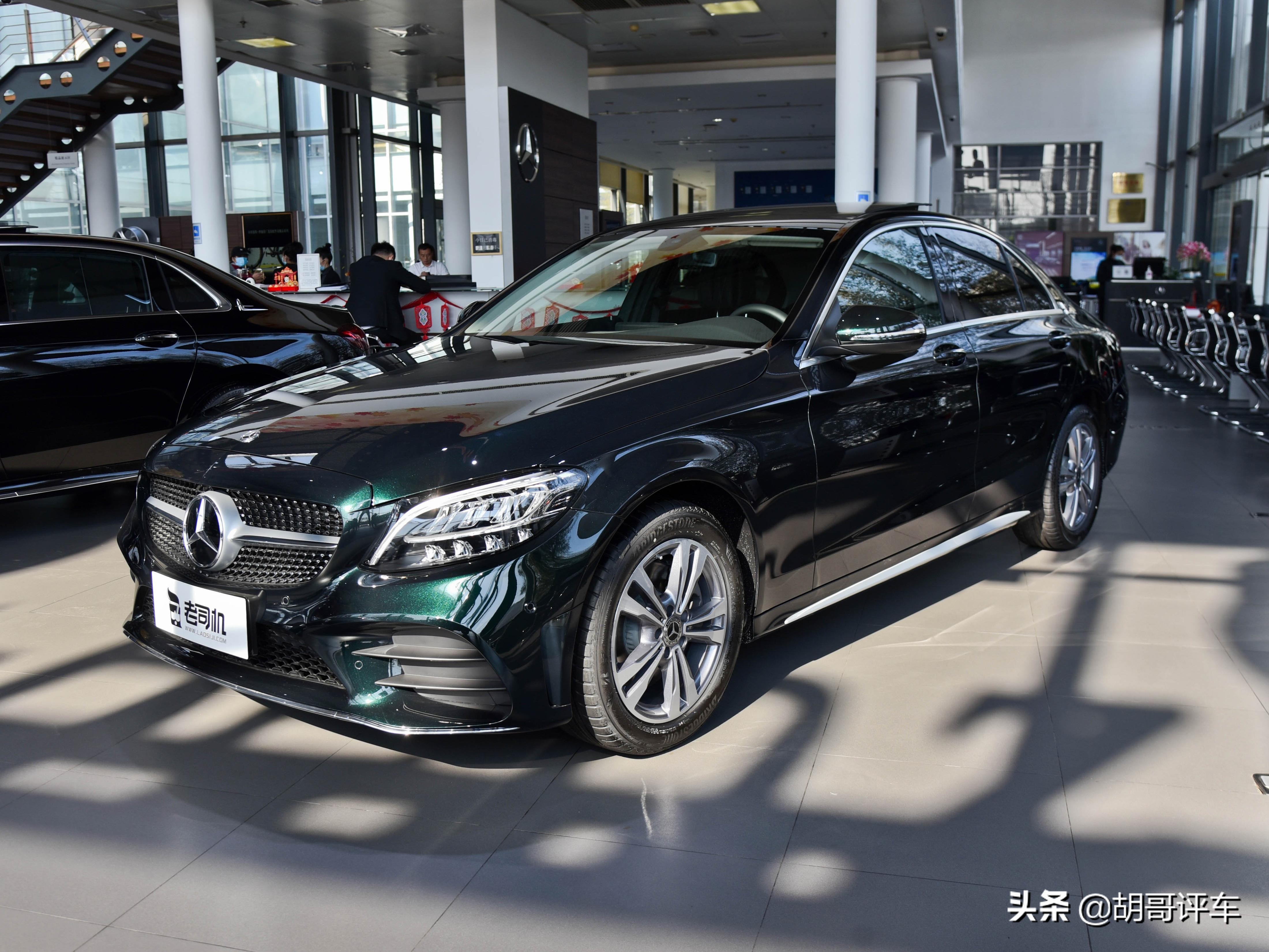 油耗仅为6.3L/100km，比3系更精致，小姐姐都说好，实拍奔驰C级