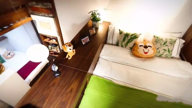 北京胡同18m²老房，24小时开灯生活，父亲睡在女儿女婿上铺