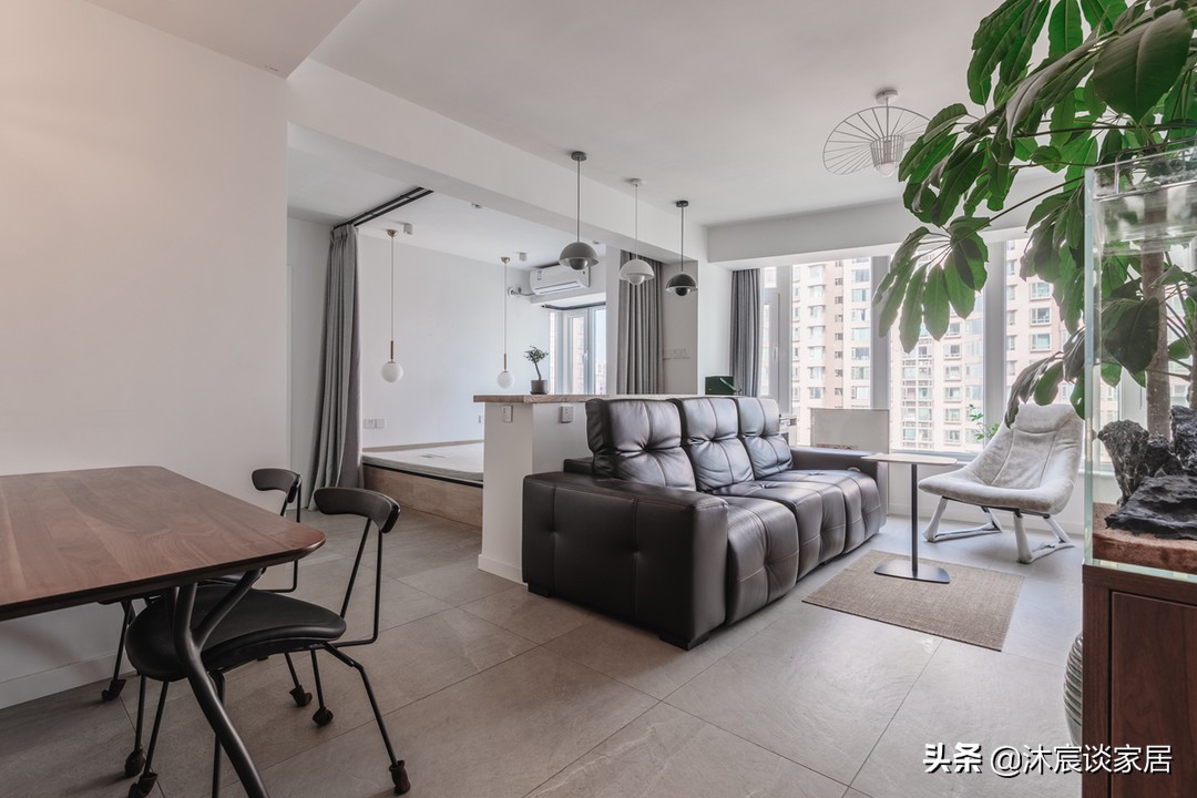 她家看着平淡，但简洁清爽，用窗帘隔出一间卧室，温馨且幸福