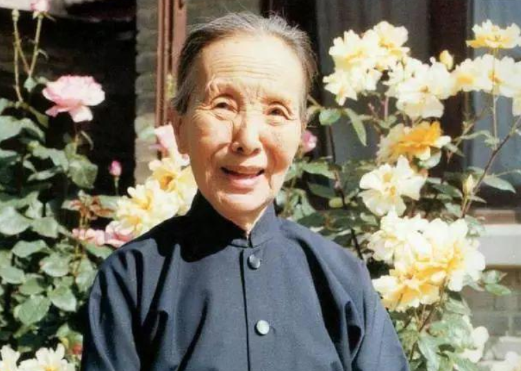 中国作协主席铁凝，54岁等来真爱：我宁愿没有，也不要凑合的婚姻