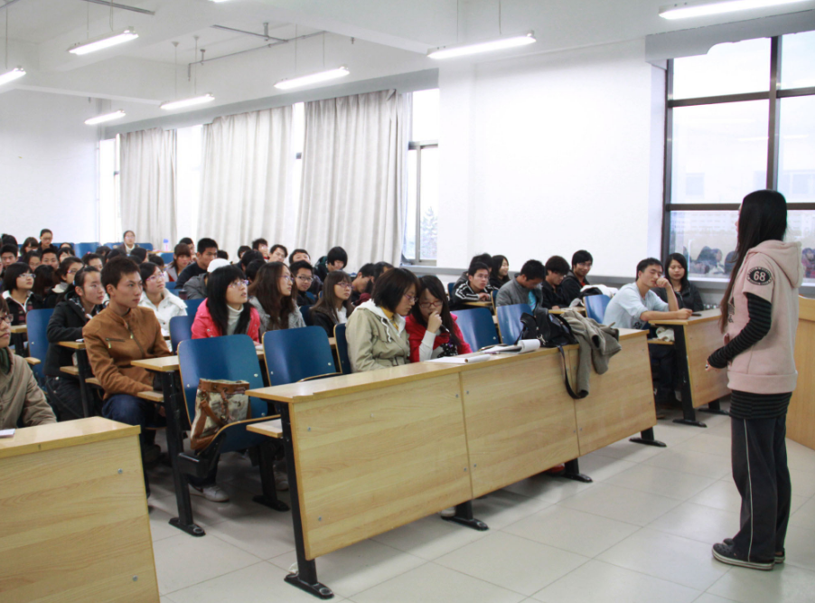 男大学生请假条走红，理由让老师无法拒绝，没毕业就结婚也有好处