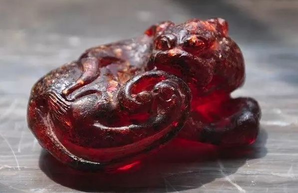 蜜蜡琥珀知多少——血珀,令人沉醉的那抹红光(珠子手串一般多少颗) 第