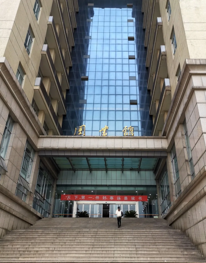 揭秘全国“最高”的高校图书馆，坐落于湖北，建在湖边！