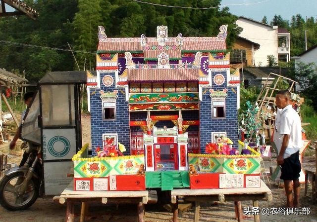 国内10个地区农村报丧仪式，你们见过哪些？放鞭炮吹竹号真不稀奇