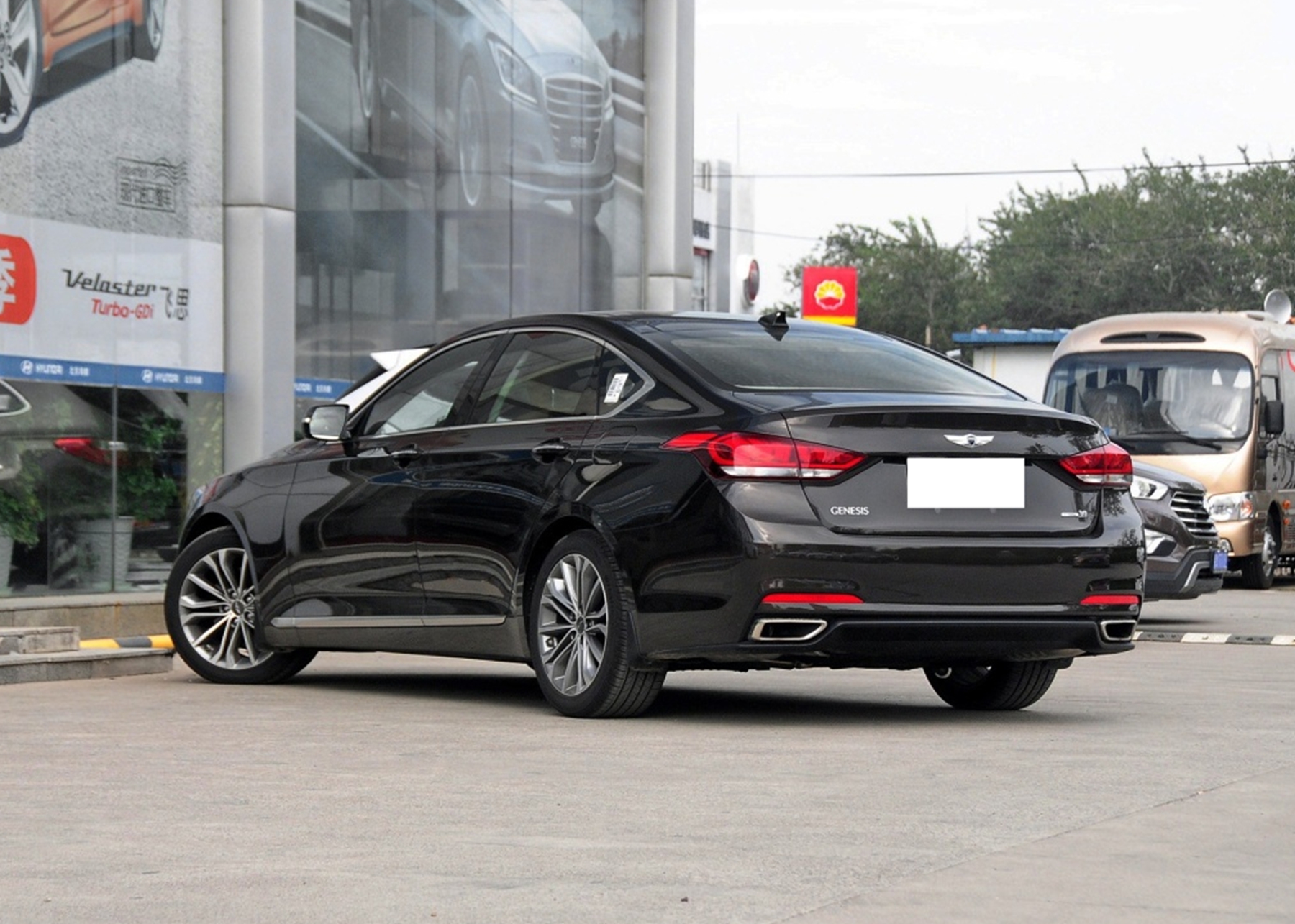 高中同学聚会，班长开了一辆“宾利”，近看才发现这车得40万