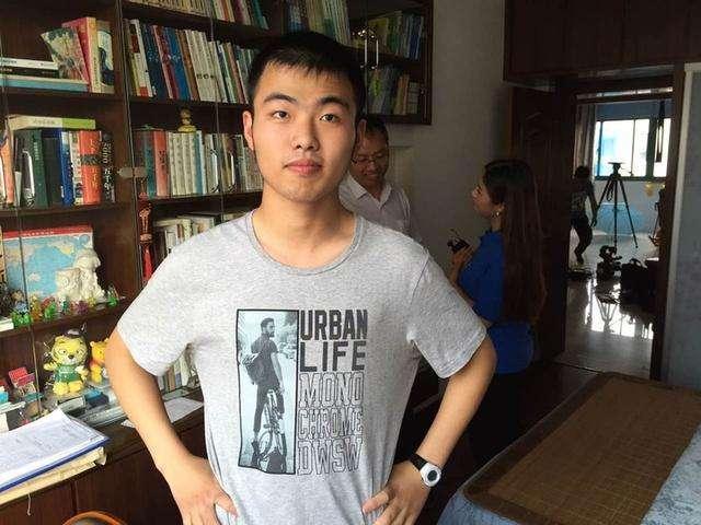 学霸高考749分成状元，仍被父亲嫌弃考得不好：语文太差了