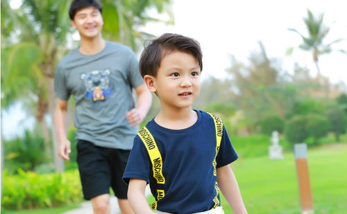 5岁小糯米近照曝光,堪称"迷你"杨幂,网友:难怪妈妈不愿公开