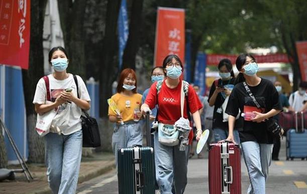 武汉多所大学学费“涨价”，家长欲哭无泪，2022高考生需引以为戒