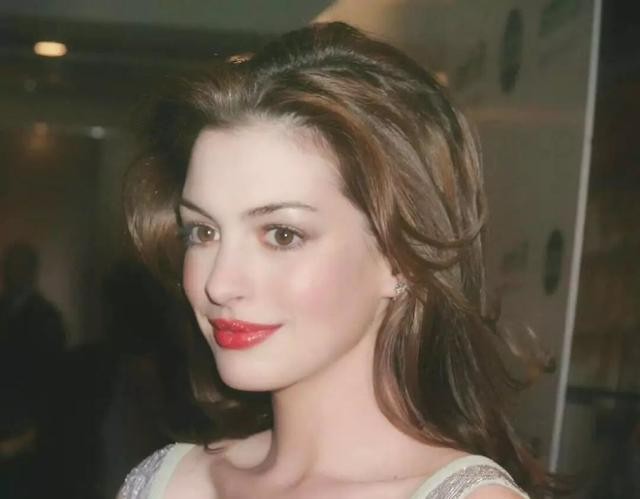 安妮海瑟薇：从万人追捧到人人唾弃的“绿茶”，她经历了什么？