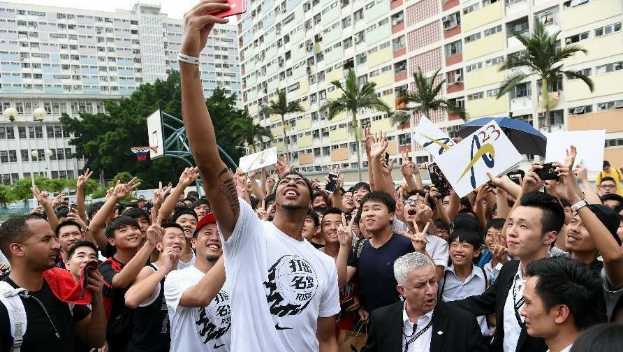 nba哪些球星来过中国(NBA八大球星来中国玩自拍：看谁才是人气王，第一位实至名归)