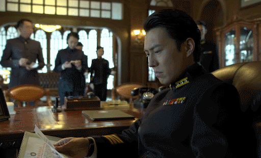 靳东《精英律师》被指“装”？两根手指倒酒太绝了，比服务生专业