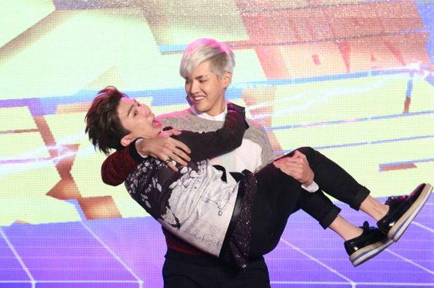 薛之谦摆拍，靳东写诗，张大大泪流满面，男人做作起来真要命