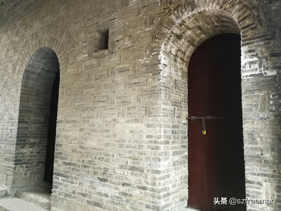 眼前的景象宛如诗句，铁铃关外烟如画，人立枫桥数客船