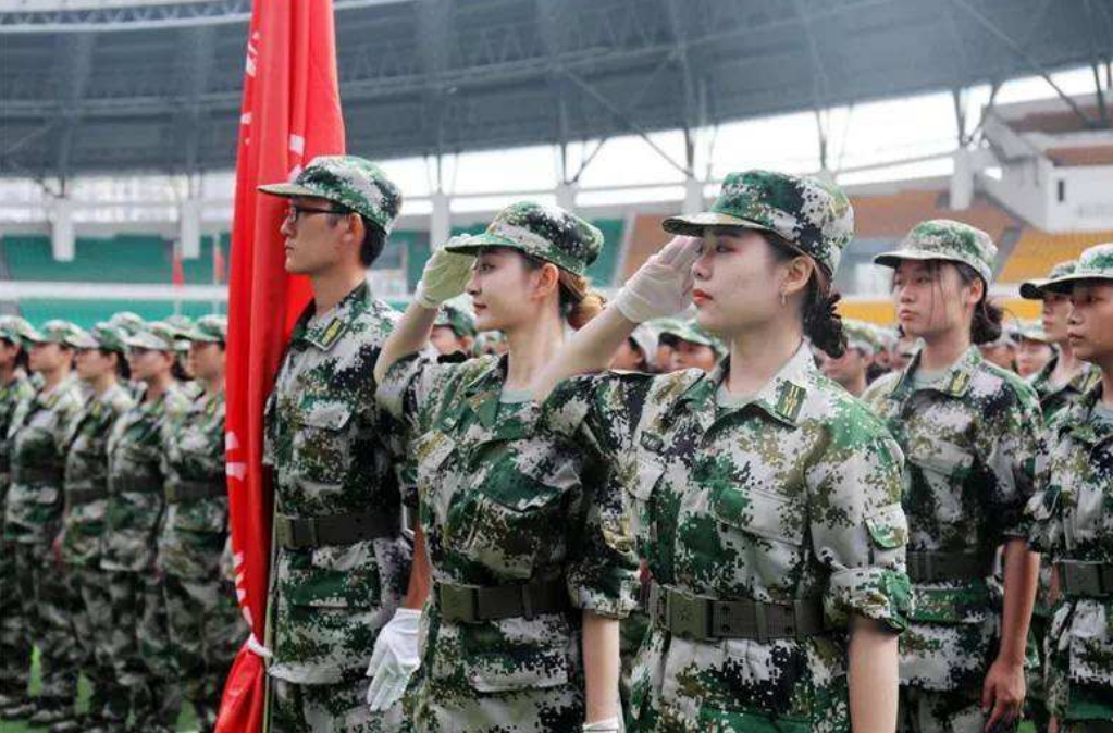 名校的奇葩规定，“游泳”成为这4所高校必修课，不合格不让毕业