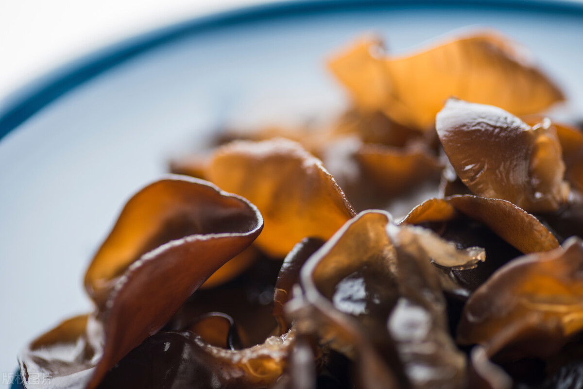 小苏打和食用碱有啥不一样？很多人不懂怎么用，看完后别再用错了