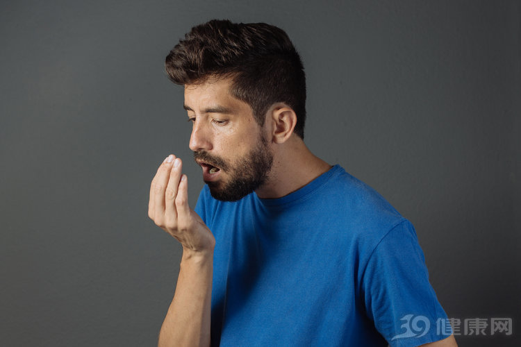 一张嘴就有臭味？快速解决口臭困扰的方法