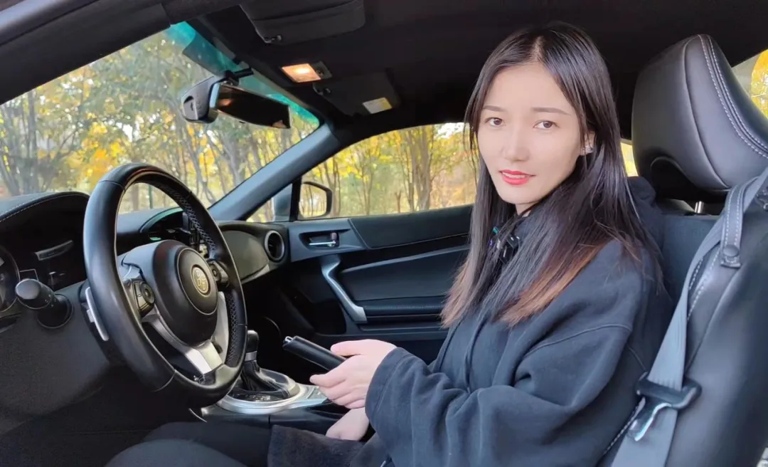 女：什么破车？男：丰田86 yyds！体验它为什么是男生的快乐源泉？