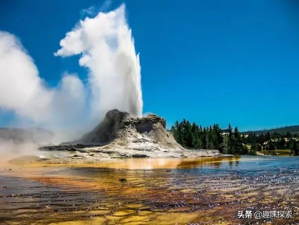 美国黄石公园多处间歇泉疯狂喷发,超级火山是否已经悄悄启动?