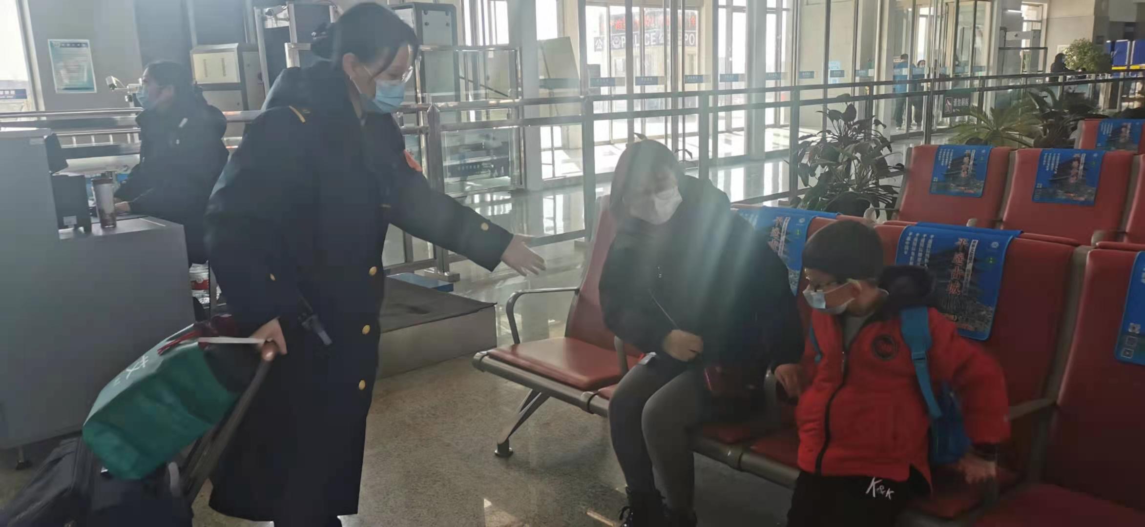 交广会客厅|「云端过大年之交通人的坚守」火车站里的“3分钟”
