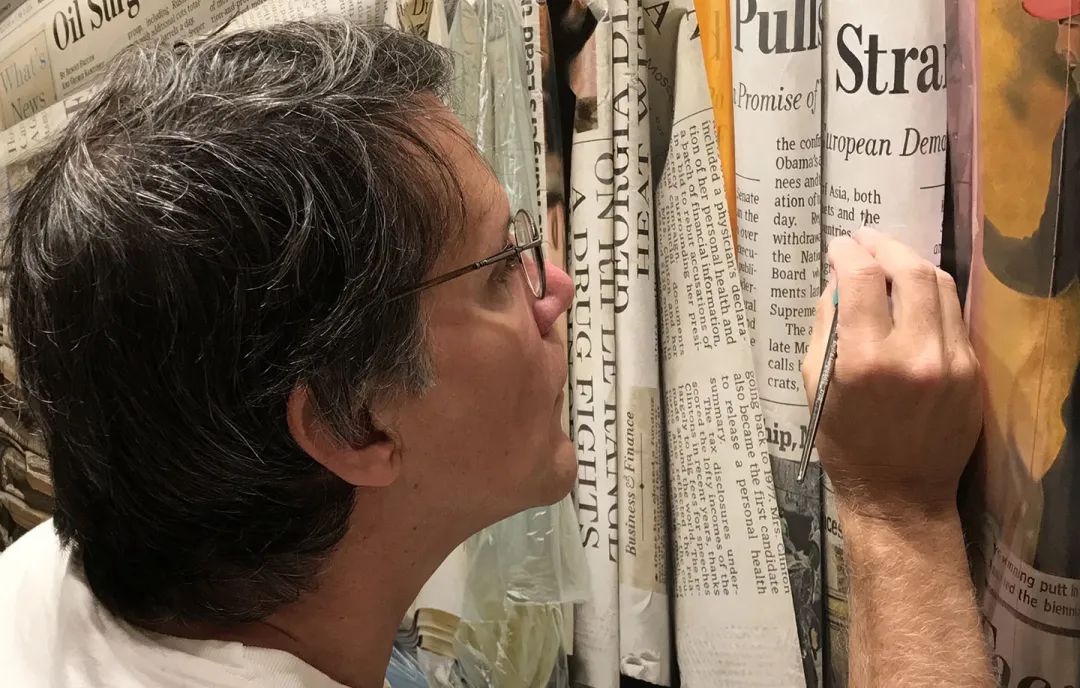 一张汽车简笔画，简洁线条勾勒出经典车形
