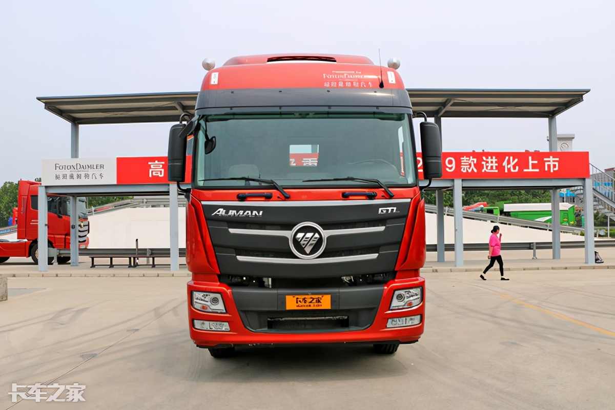 欧曼前大灯总成多少钱新旧两款欧曼gtl牵引车对比