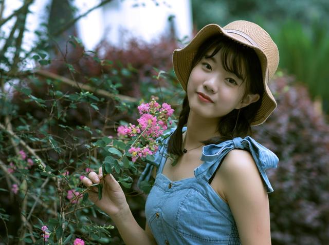 浪漫花季作文：《轻吟韵调品读青春》