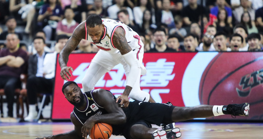 斯蒂芬森为什么不打nba(场均33.4分的斯蒂芬森是大毒瘤？自己玩不传球，辽宁早晚得裁掉)