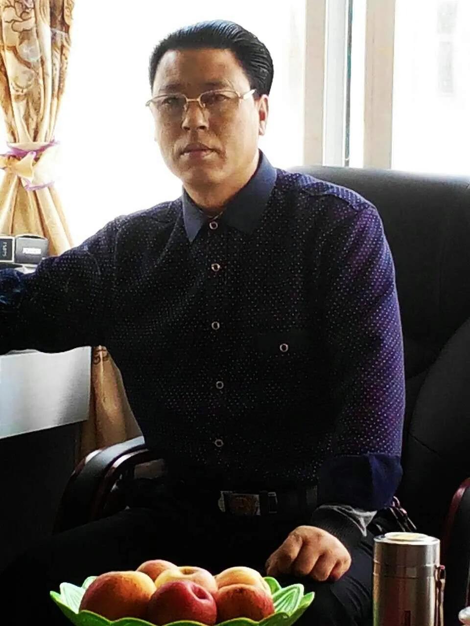 轻如鹅羽舞天涯，剔透莹莹六瓣花
