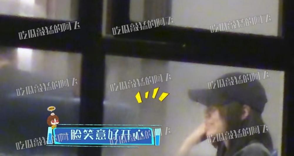 张靓颖与小5岁男友约会，朴素打扮超低调，席间挽手热聊显娇羞