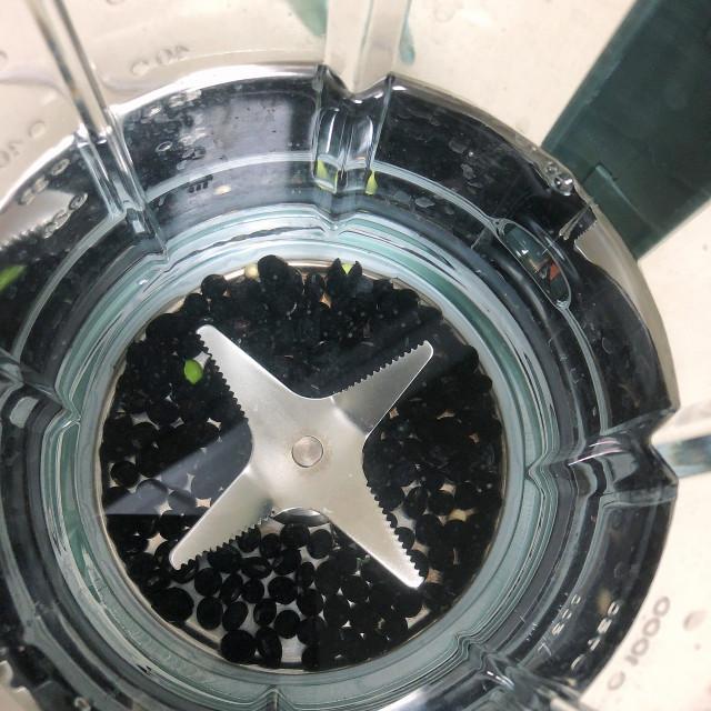 黑豆芝麻红枣豆浆，每天早餐来一杯，元气满满的！