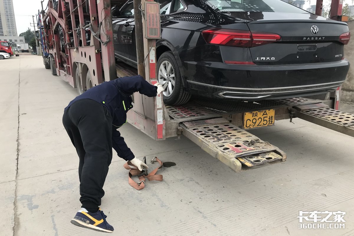 蹭坏车顶赔了2万9，一个月底薪9千元，开轿运车倒短这活也不好干