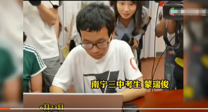 广西学霸查分723一脸淡定，数学满分、英语仅扣3分，网友：秀儿