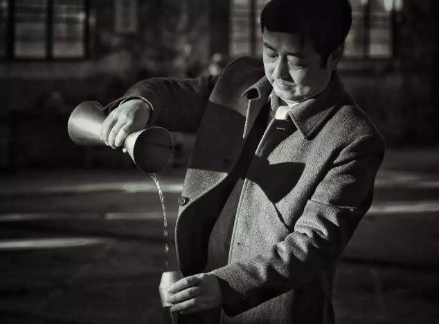 从儿时为父打酒到国家级大师，他创新多项技术，打造高端白酒精品