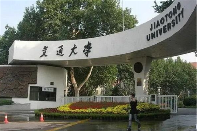 高考状元抢银行10万，被抓时仅花100多元，出狱后再考入重点大学